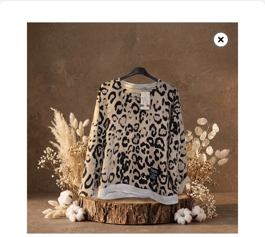A cute sweatshirt Fits 10-16