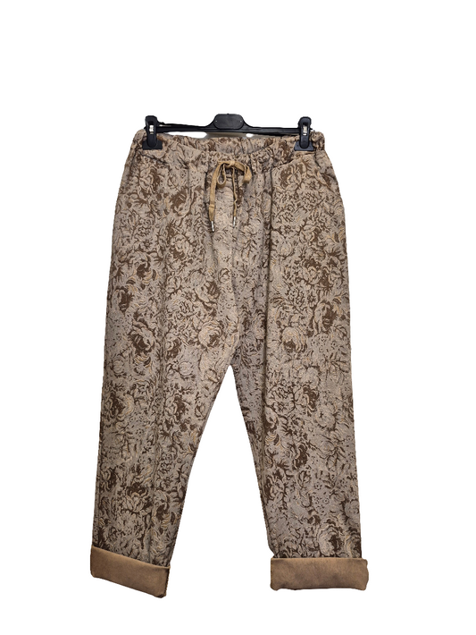 A Curvy print cargos Fits 16-22/24