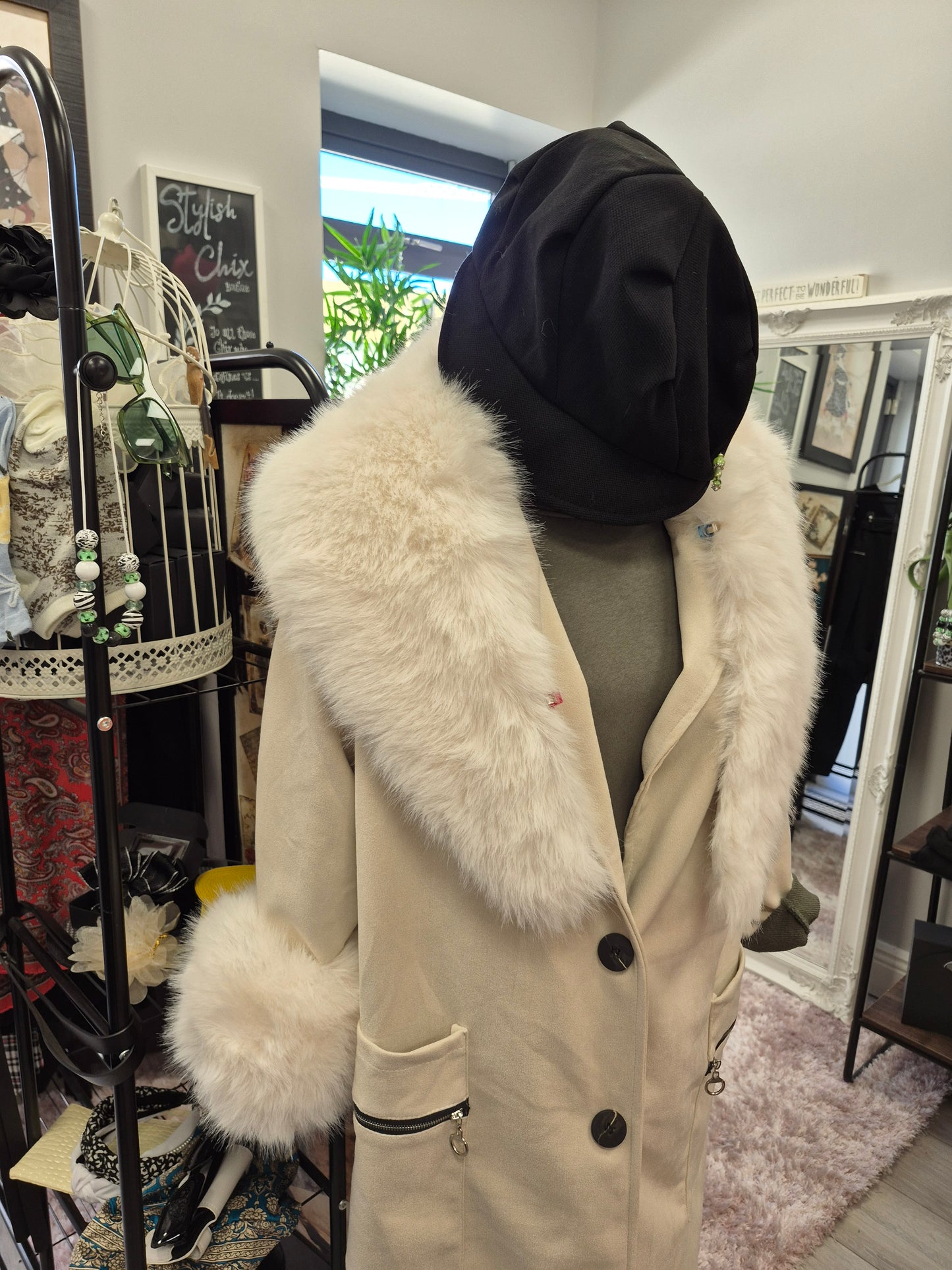 Shrug &Cuff Set €35