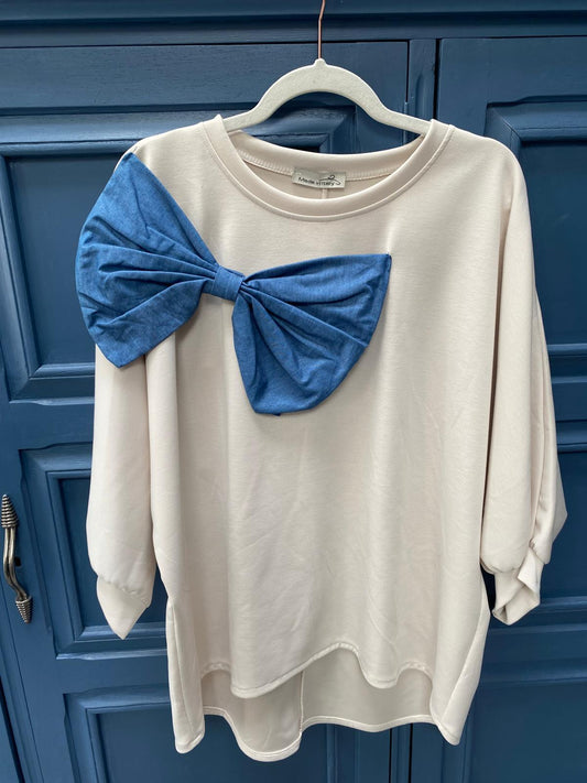 A Bow sweatshirt Fits 14-20