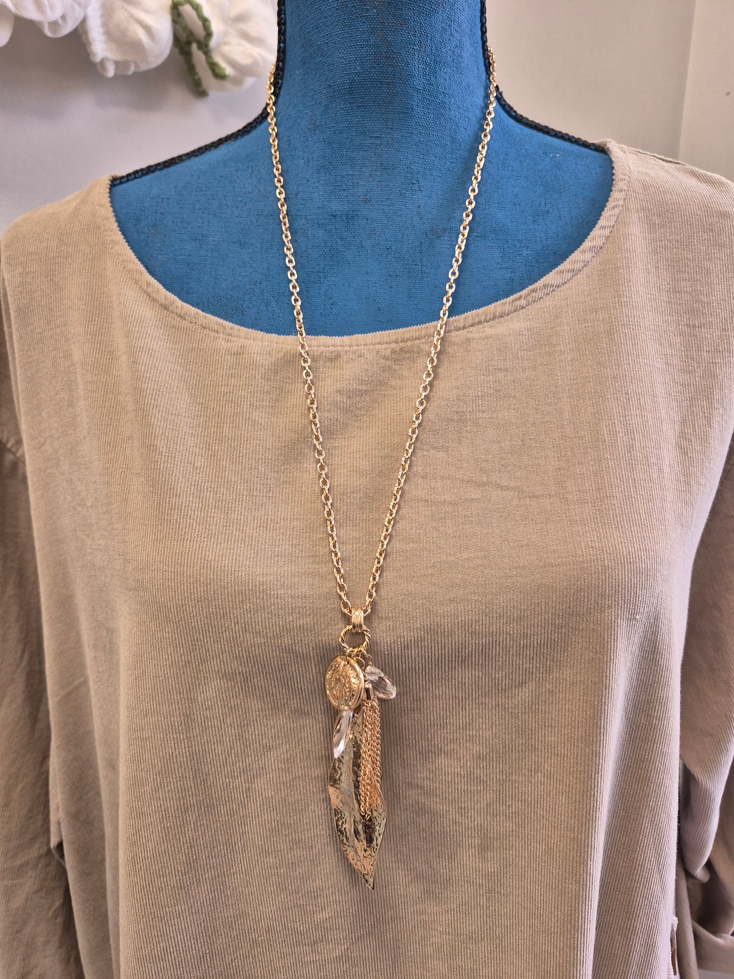 A chunky Neckpiece